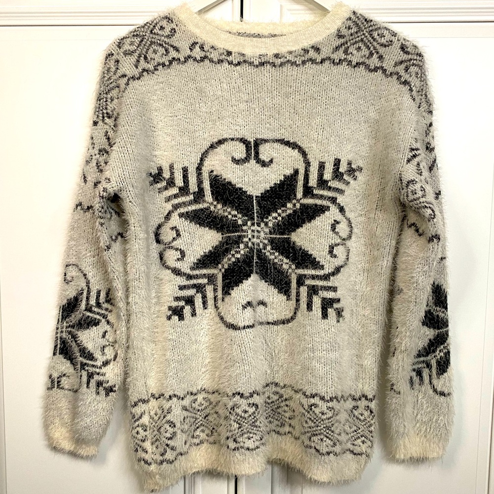 J.Janet Women's Size Large Crew Neck Soft Eyelash Sweater with Black Designs